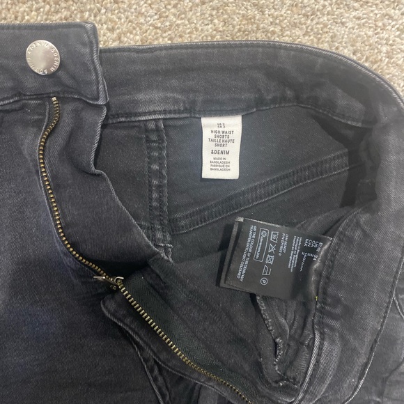 Black denim shorts - Picture 2 of 3